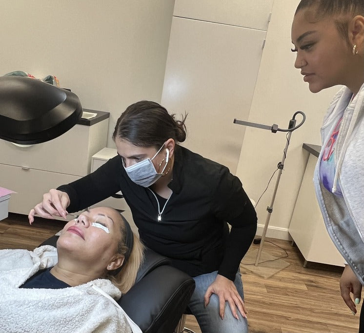 3 women eyelash extension training