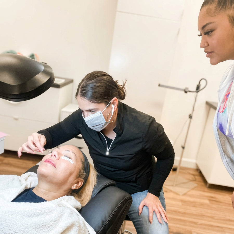 3 women eyelash extension training